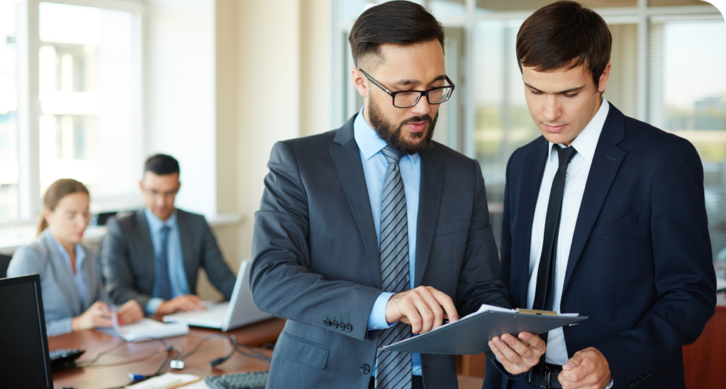 profesionales realizando un plan