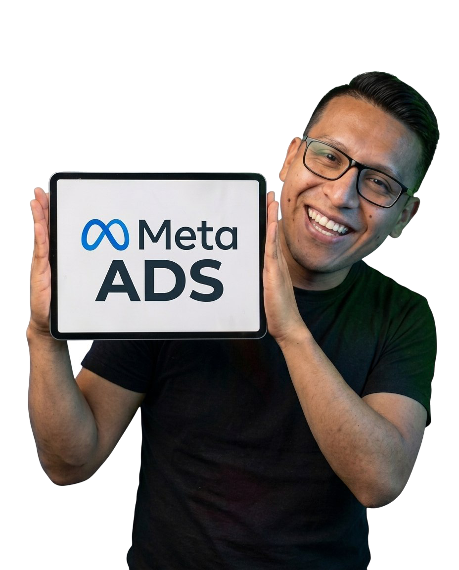 Hombre sonriente con gafas y camiseta negra sosteniendo una tablet que muestra el logotipo y texto de Meta Ads.